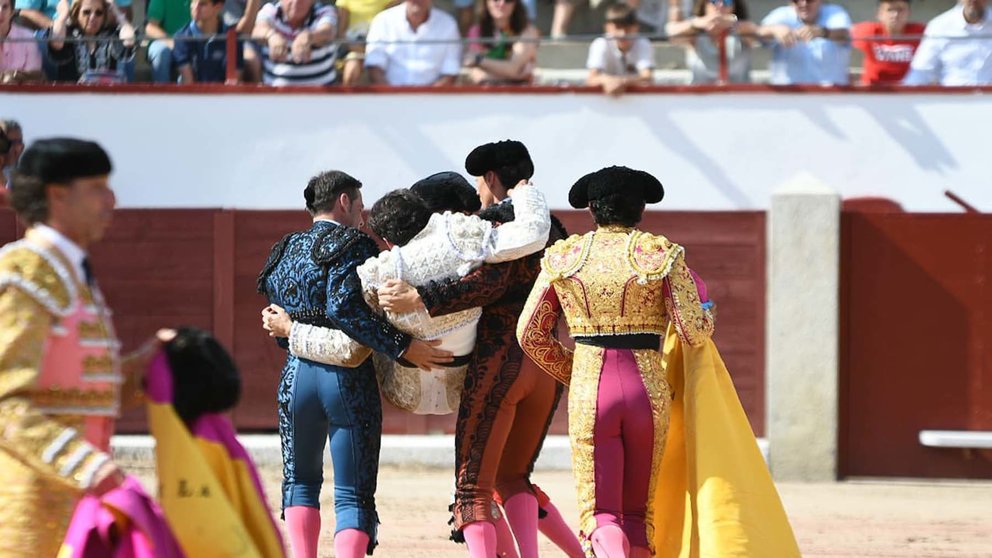 El torero Juan del Álamo es trasladado por sus compañeros tras la fea cogida en Colmenar durante la final de la Copa Chenel. COPA CHENEL