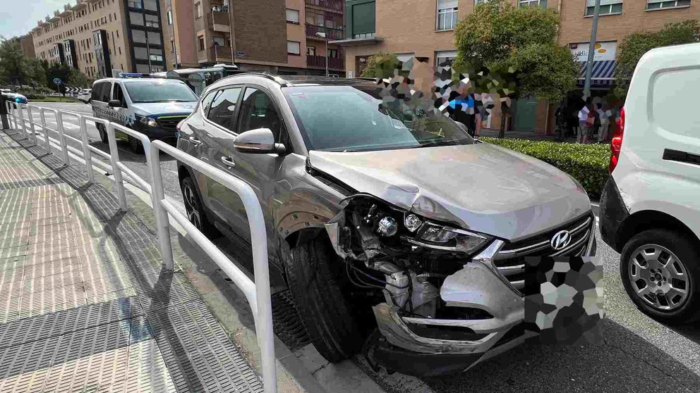 EL vehículo del conductor bebeido quedó en este estado en la calle Errotazar de Pamplona. POLICÍA MUNICIPAL DE PAMPLONA