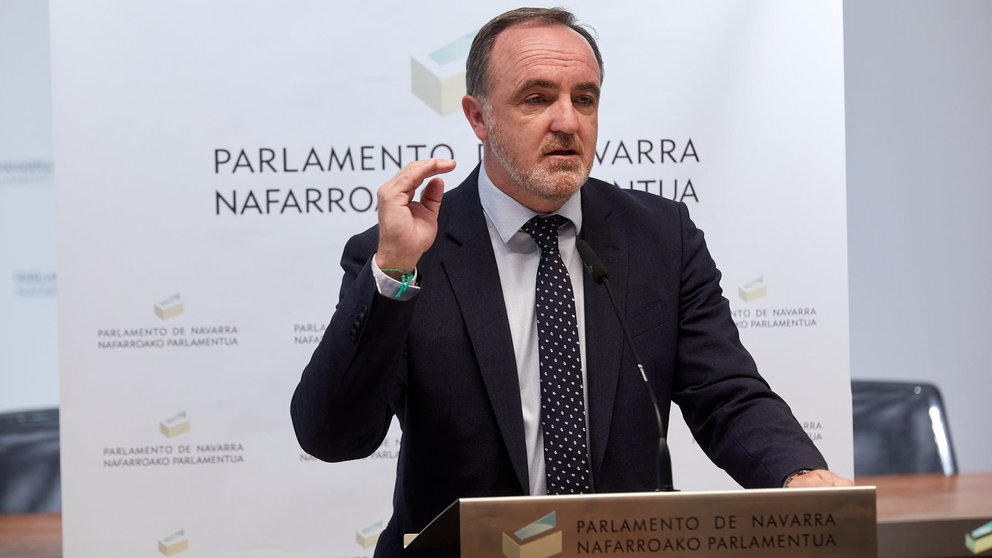 Javier Esparza, portavoz de UPN, hace declaraciones tras la primera reunión de la Mesa y Junta de Portavoces del Parlamento de Navarra de la nueva legislatura. IÑIGO ALZUGARAY