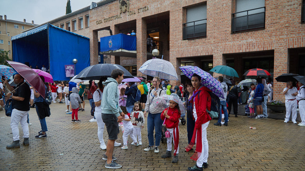 Inicio de las Fiestas de Barañáin 2023, con el lanzamiento del Chupinazo por parte de la sección de gimnasia rítmica de Lagunak y en el que la lluvia ha hecho acto de presencia. IÑIGO ALZUGARAY