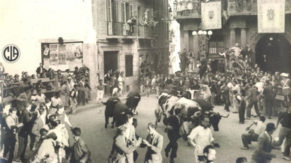 Imagen de archivo del paso de los toros por la plaza del Ayuntamiento de Pamplona en un encierro de los Sanfermines de 1947. ARCHIVO MUNICIPAL DE PAMPLONA / JULIO CÍA ÚRIZ