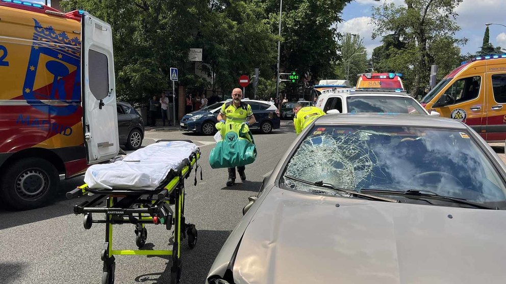 Atropellada muy grave una joven arrollada por un coche cuando cruzaba la calle Arturo Soria. EMERGENCIAS MADRID