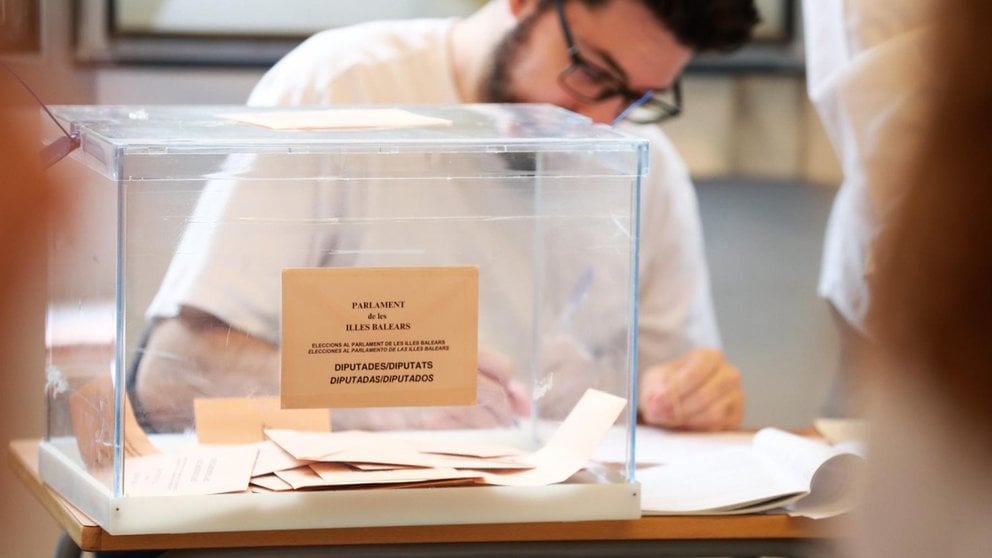 Una urna con papeletas electorales, a 28 de mayo de 2023. - Tomàs Moyà - Europa Press