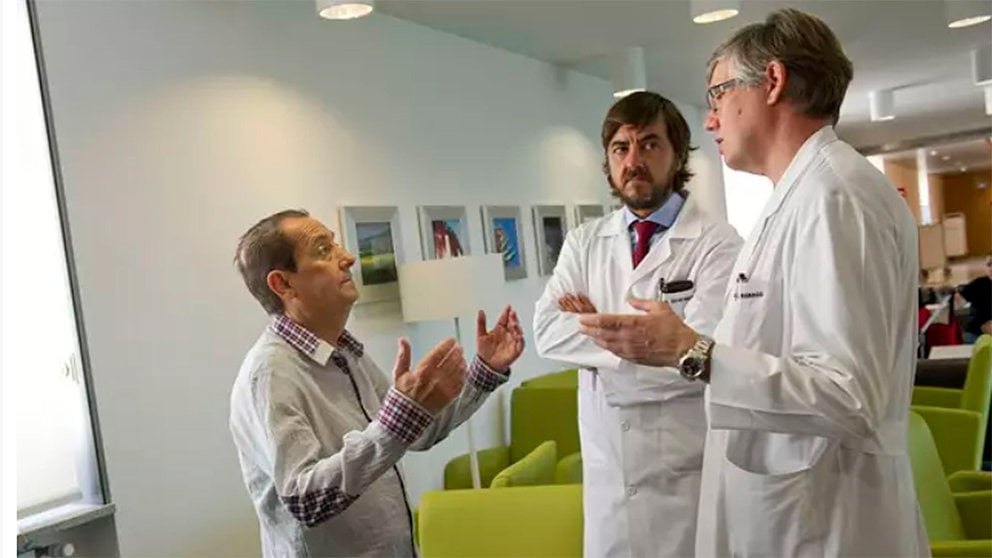 Imagen de archivo de Juan Vicente del Álamo hablando con unos doctores de la CUN. EUROPA PRESS / CLÍNICA UNIVERSITARIA DE NAVARRA