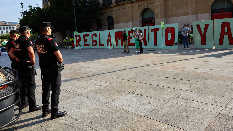 Concentración convocada por el movimiento asindical de Policía Foral para reclamar la tramitación del Reglamento en sesión de Gobierno. IÑIGO ALZUGARAY