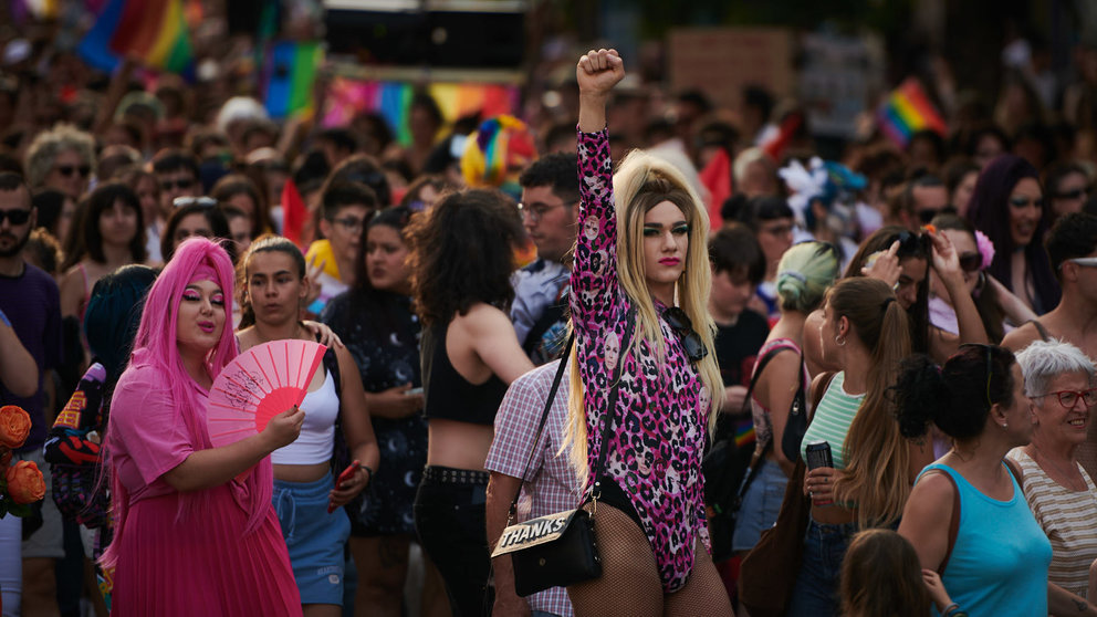 Cientos de personas marchan en Pamplona por el Día del Orgullo LGTBI+. PABLO LASAOSA