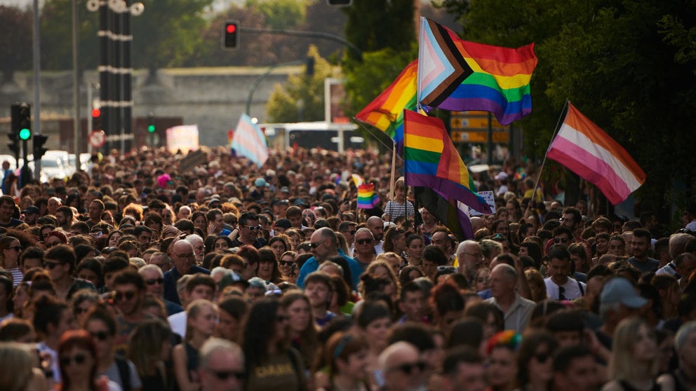 Cientos de personas marchan en Pamplona por el Día del Orgullo LGTBI+. PABLO LASAOSA