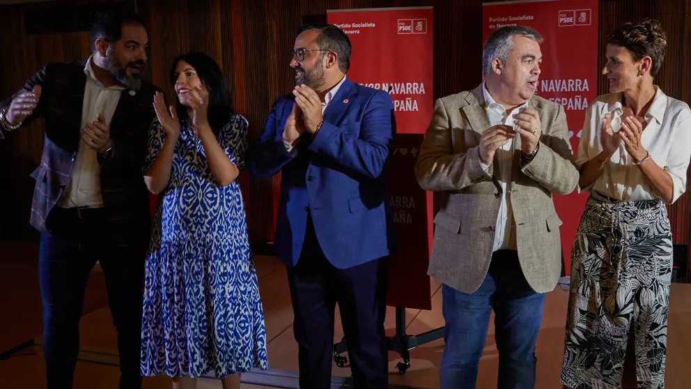 La secretaria general del PSN y candidata la Presidencia del Gobierno de Navarra, María Chivite, acompaña al secretario de Organización del PSOE y candidato al Congreso, Santos Cerdán, y al candidato al Senado, Javier Remírez, en el acto de presentación de las candidaturas socialistas al Congreso y al Senado. IÑIGO ALZUGARAY