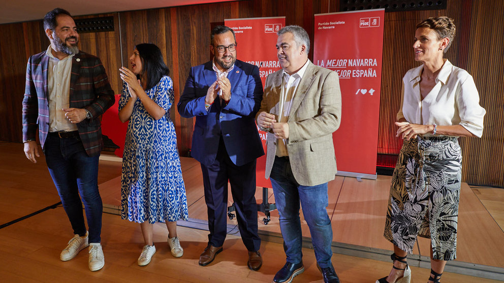 La secretaria general del PSN y candidata la Presidencia del Gobierno de Navarra, María Chivite, acompaña al secretario de Organización del PSOE y candidato al Congreso, Santos Cerdán, y al candidato al Senado, Javier Remírez, en el acto de presentación de las candidaturas socialistas al Congreso y al Senado. IÑIGO ALZUGARAY