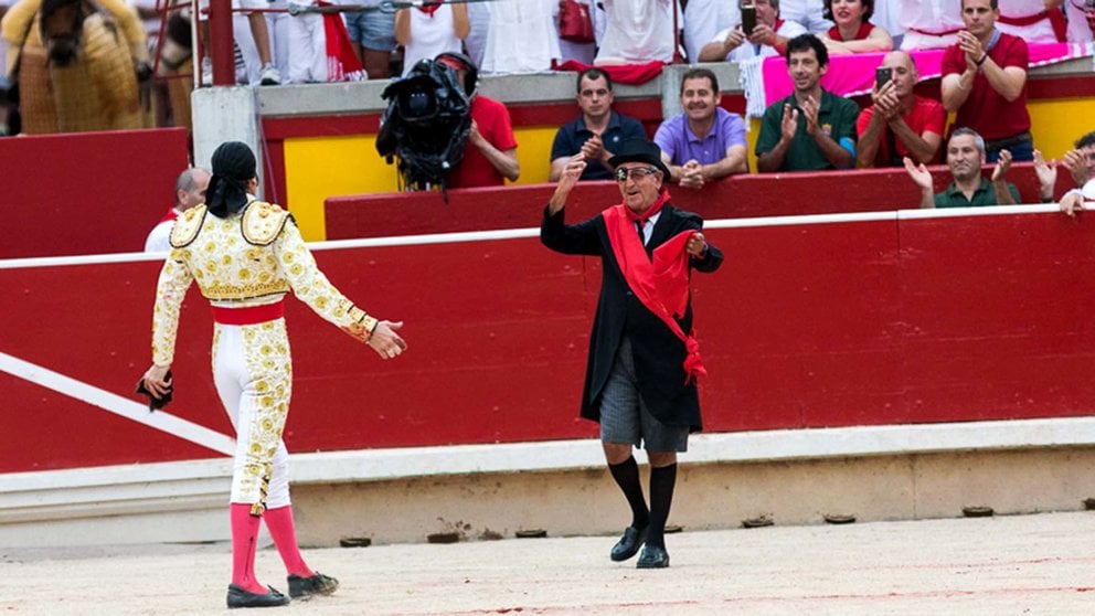 Damián Sánchez recibe a Padilla para colocarle el pañuelo rojo durante la quinta corrida de los San Fermines del 2019. ARCHIVO / ALZUGARAY