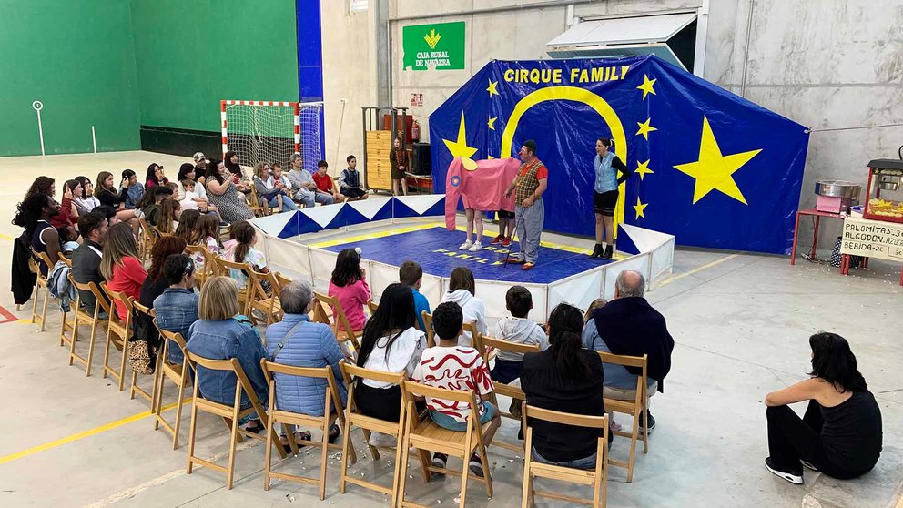 Cirque Family en plena actuación en el polideportivo Ezpeldoia de Murieta. Navarra.com