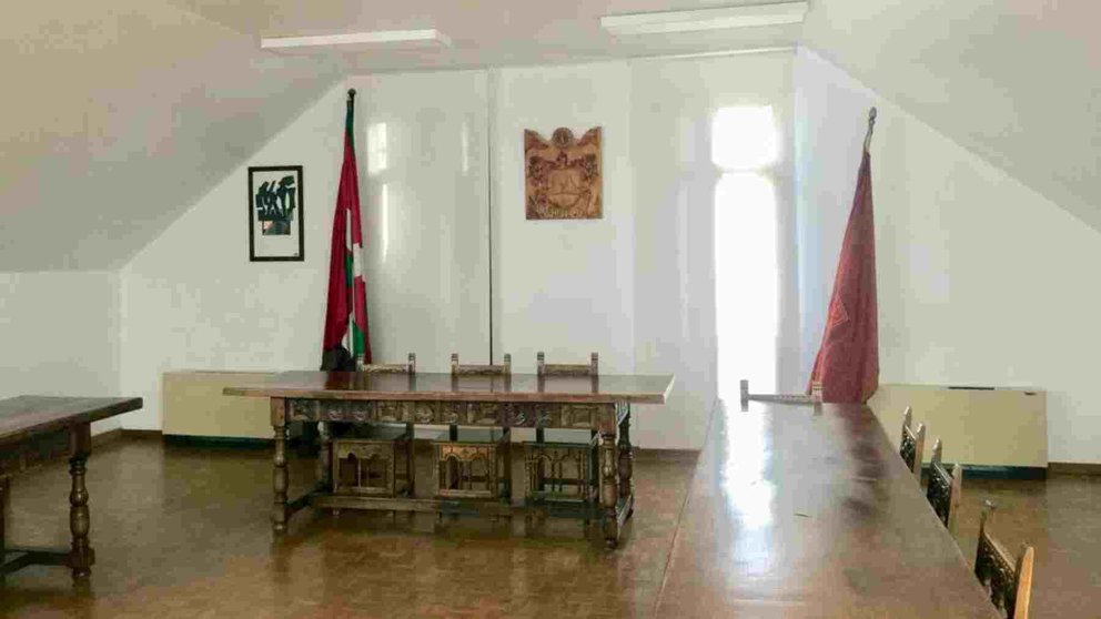 El salón de plenos del Ayuntamiento de Irurzun, con la ikurriña y sin el retrato del Rey. CEDIDA
