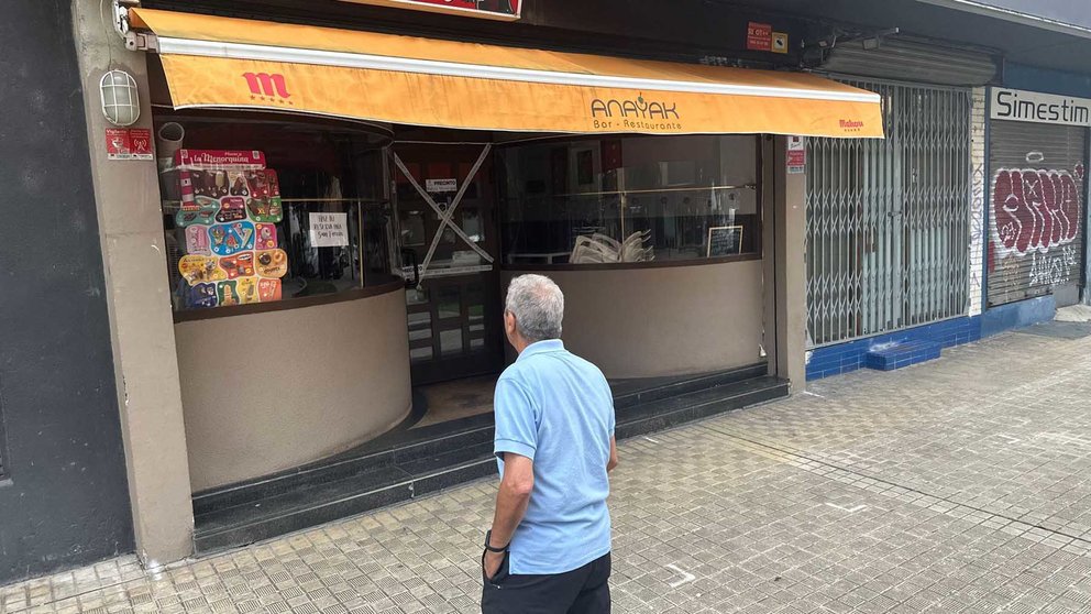 Un vecino de Ermitagaña observa el bar Anayak precintado por la Policía Municipal de Pamplona después de asesinar un hombre de origen chino a su socia. REDACCIÓN NAVARRA.COM