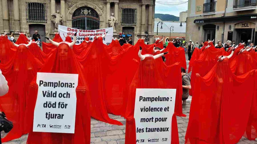 Protesta del PETA contra la tauromaquia a las puertas de los Sanfermines de 2023. EUROPAPRESS