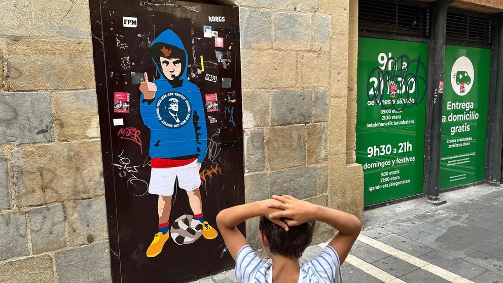 Nuevo mural de LKN en la calle Estafeta de Pamplona en apoyo a Osasuna y contra la UEFA. NAVARRA.COM