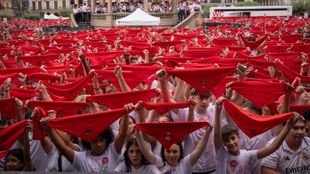 Miles de personas celebran el chupinazode en la plaza Castillo de Pamplona.  Maite H. Mateo-3 (1)
