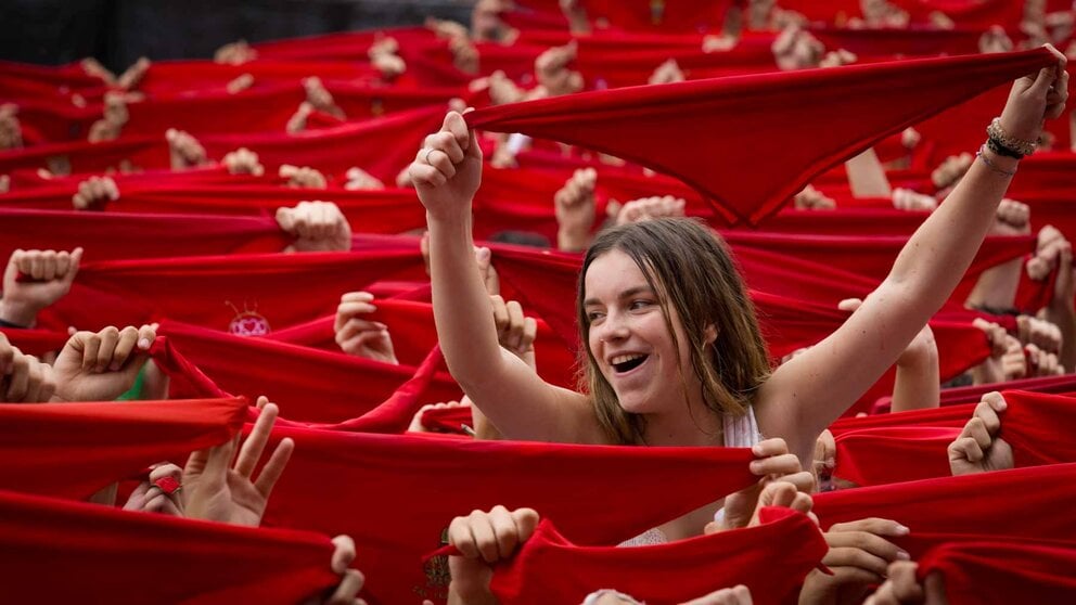 Miles de personas celebran el chupinazode en la plaza Castillo de Pamplona.  Maite H. Mateo-04