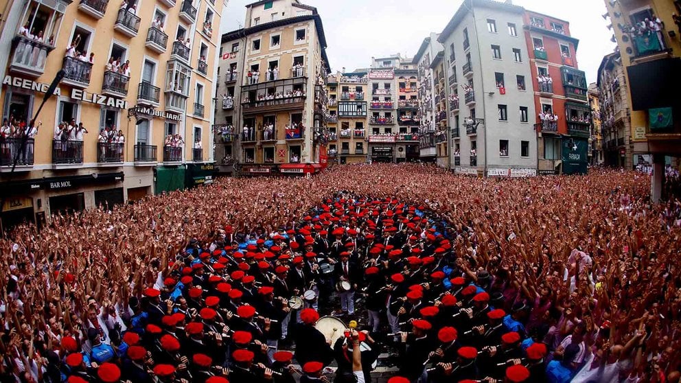 Los músicos pasan entre los miles de personas que asisten al chupinazo que anuncia el inicio de los sanfermines 2023, este jueves en la Plaza Consistorial de Pamplona. EFE/Rodrigo Jiménez