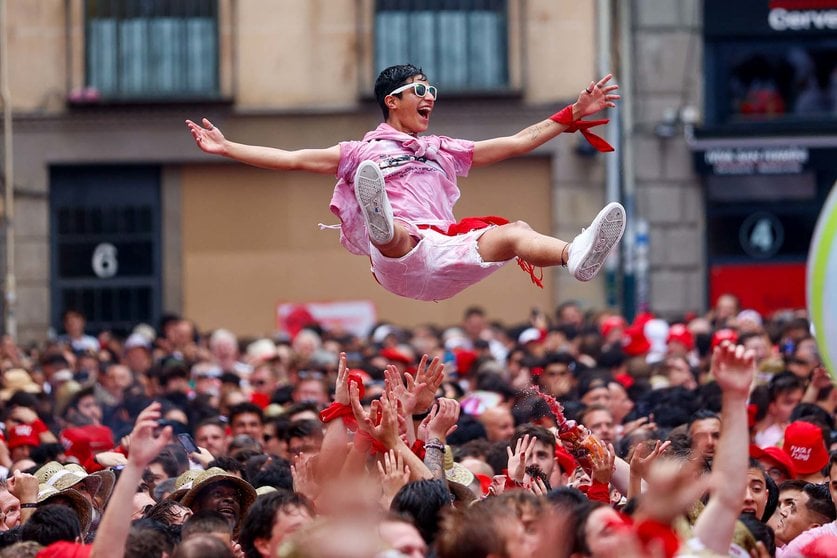 PAMPLONA, 06/07/2023.- Asistentes celebran en la Plaza Consistorial de Pamplona antes del chupinazo anunciador de los Sanfermines 2023, este jueves. EFE/Rodrigo Jiménez
