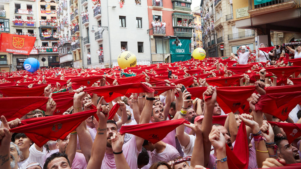 Miles de personas celebran el Chupinazo que da inicio a las Fiestas de San Fermín 2023 en la Plaza del Ayuntamiento de Pamplona. IÑIGO ALZUGARAY