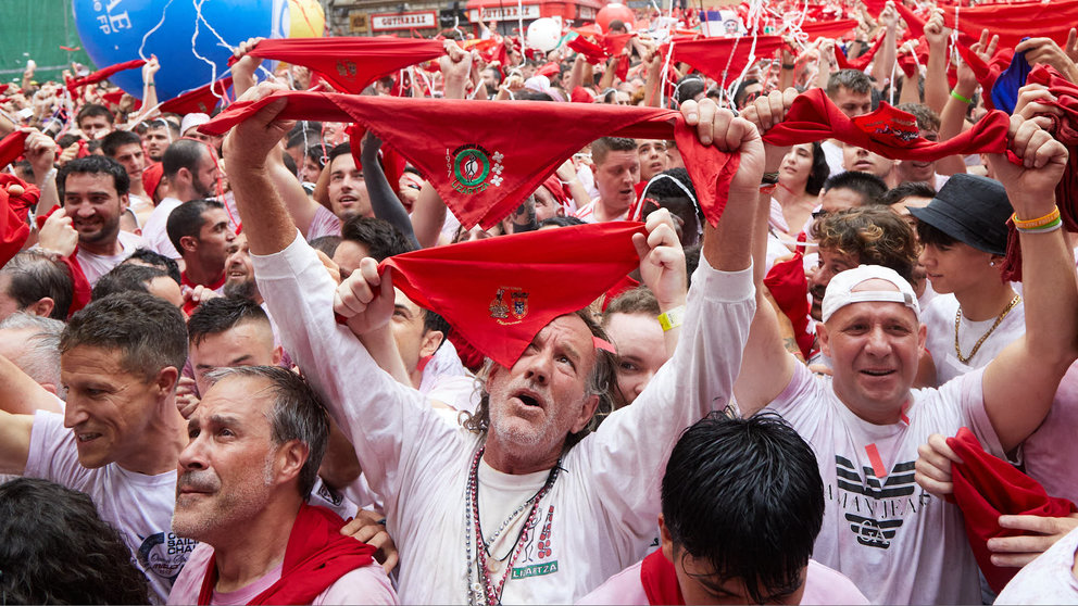 Miles de personas celebran el Chupinazo que da inicio a las Fiestas de San Fermín 2023 en la Plaza del Ayuntamiento de Pamplona. IÑIGO ALZUGARAY