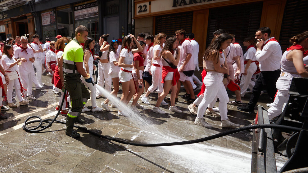 El ambiente por las calles de Pamplona en los momentos posteriores al Chupinazo que ha dado el inicio a las Fiestas de San Fermín 2023. IÑIGO ALZUGARAY