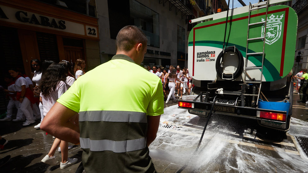 El ambiente por las calles de Pamplona en los momentos posteriores al Chupinazo que ha dado el inicio a las Fiestas de San Fermín 2023. IÑIGO ALZUGARAY