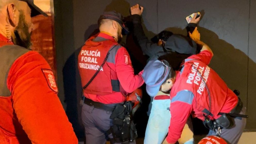Agentes de la Policía Foral detienen a un ladrón en San Fermín. POLICÍA FORAL