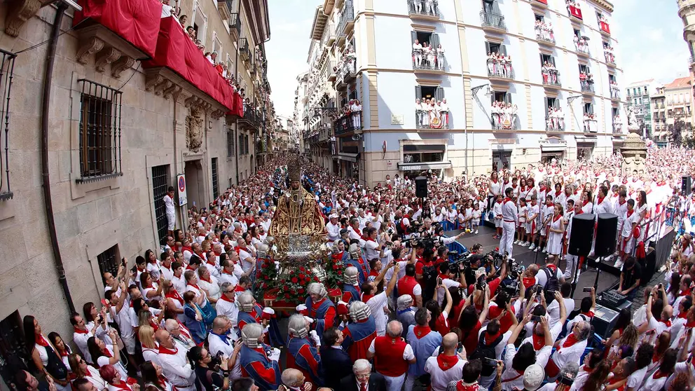 La imagen de San Ferm&iacute;n ha salido en procesi&oacute;n por las calles de Pamplona. EFE/ Rodrigo Jim&eacute;nez