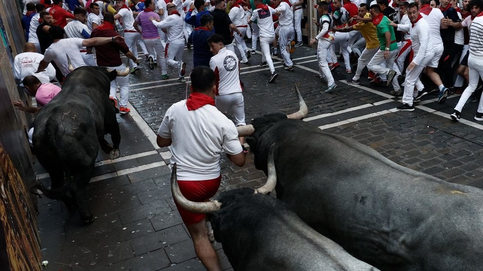 Segundo encierro de San Fermín 2023 con toros de José Esocolar en el tramo de Mercaderes. EFE - Jesús Diges
