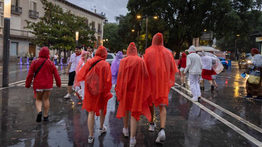 Carreras e impermeables improvisados para refugiarse de las tormentas en Pamplona. Maite H. Mateo-1