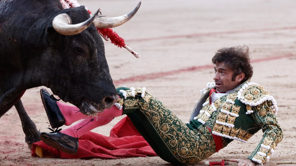 Fernando Robleño sufre una cogida por su primer toro en la Plaza de Toros de Pamplona, dentro de la Feria del Toro de los Sanfermines 2023. EFE - Jesús Diges (3)
