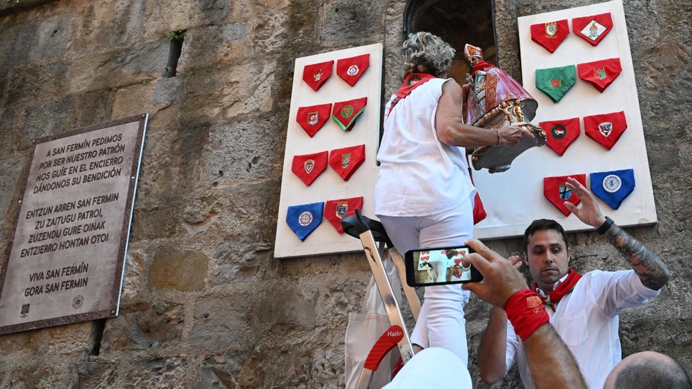 La imagen del santo es colocada en la hornacina antes del tercer encierro de los sanfermines 2023, protagonizado este domingo por la ganadería de Cebada Gago. EFE/Eloy Alonso