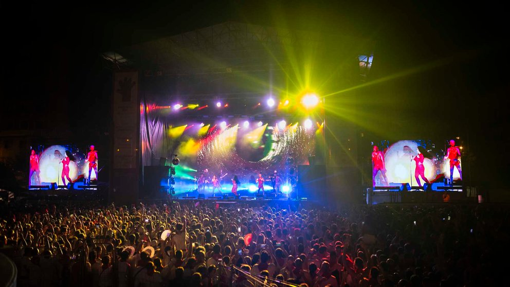 Segundo concierto de las fiestas de San Fermín 2023 con la actuación de Fangoria en la Plaza del Castillo. JASMINA AHMETSPAHIC