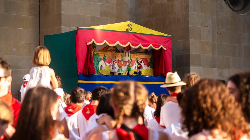 Niños y niñas disfrutando de la zona infantil de juegos Conde Rodezno junto a la actuación de títeres de Gorgorito. JASMINA AHMETSPAHIC