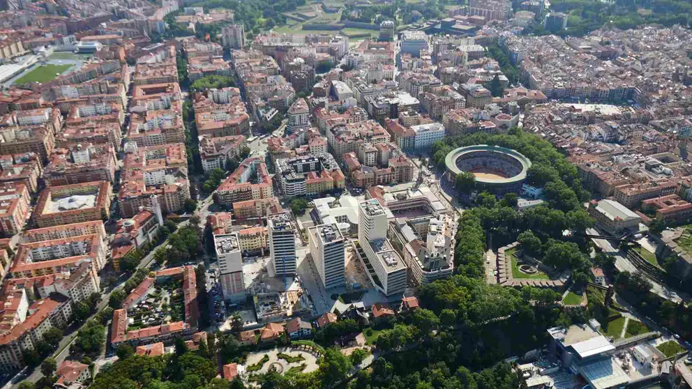 Vista del centro de Pamplona desde un helicóptero en plena celebración de los Sanfermines, durante el acceso de miles de personas a la plaza de toros, a 9 de julio de 2023. EUROPAPRESS