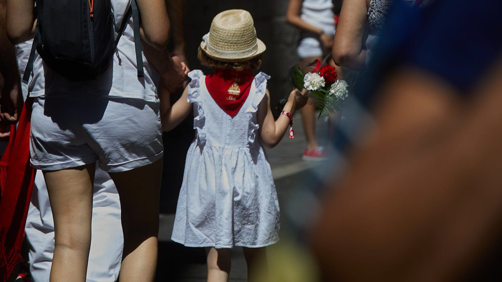 Cientos de niños de Pamplona han sido los protagonistas este lunes 10 de julio de la ofrenda infantil matinal a la imagen del Santo, bajo un fuerte calor en el exterior de la iglesia de San Lorenzo durante las fiestas de San Fermín 2023. IÑIGO ALZUGARAY