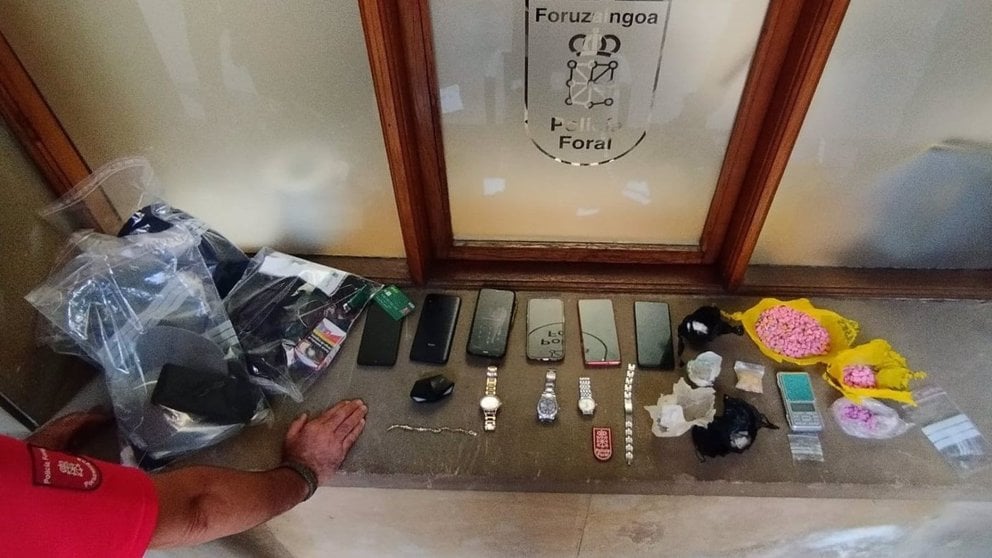 Teléfonos, joyas, relojes robados y drogas incautados a los detenidos. POLICÍA FORAL