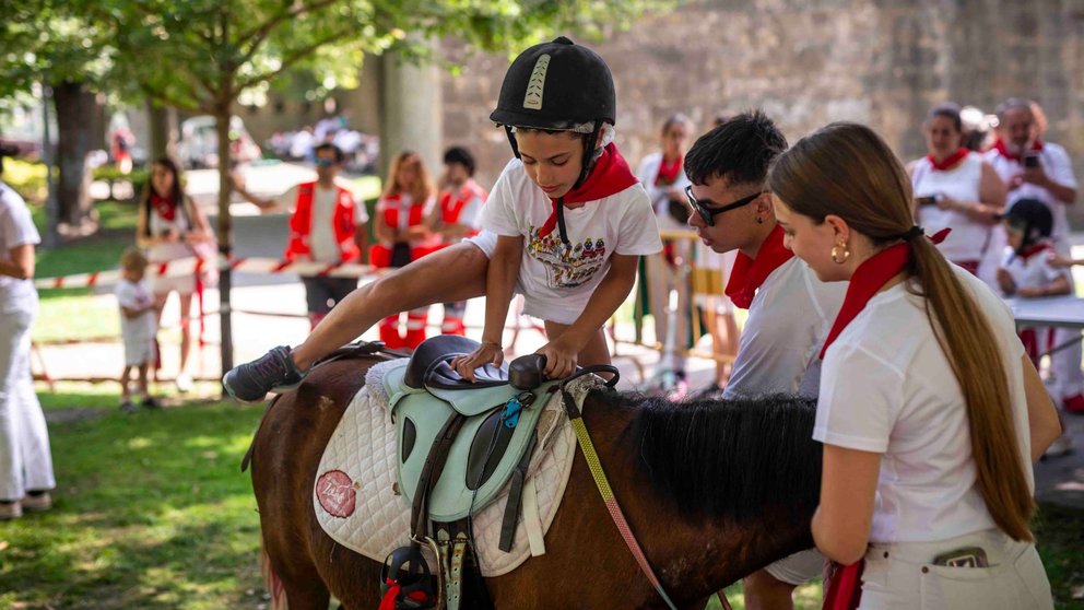 Los niños y niñas de Pamplona acuden a la zona recreativa 'Sport Kids' en el Parque Media Luna. JASMINA AHMETSPAHIC