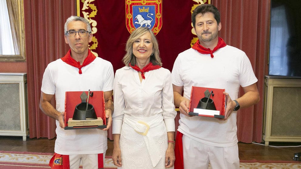 La alcaldesa de Pamplona, Cristina Ibarrola, junto a los premiados en el XXI Concurso Internacional de Fuegos Artificiales de San Fermín. AYUNTAMIENTO DE PAMPLONA