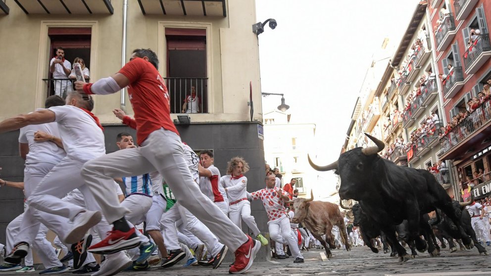Sexto encierro de San Fermín 2023 con toros de Jandilla en la curva de Mercaderes. EFE - Eloy Alonso (1)