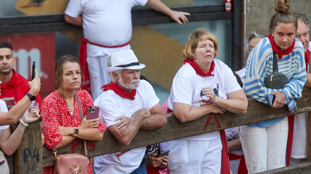 Momentos previos al sexto encierro de San Fermín 2023 con toros de Jandilla en el tramo de Santo Domingo y la Plaza del Ayuntamiento de Pamplona. IÑIGO ALZUGARAY