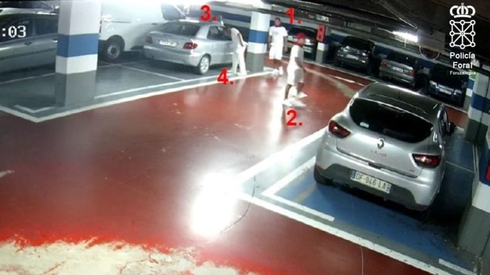 Imagen de una cámara de seguridad de un parking en el que robaron los ladrones. POLICÍA FORAL