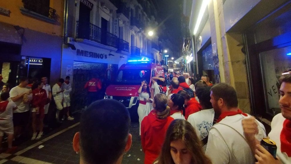 La ambulancia medicalizada en la calle San Nicolas donde se atendió a la mujer en parada cardiorrespiratoria.