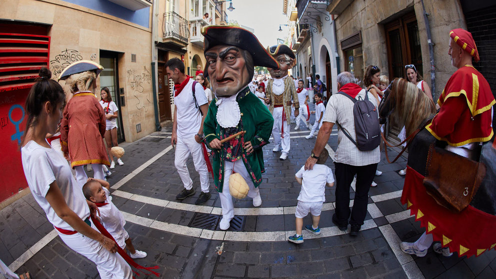 La Comparsa de Gigantes y Cabezudos recorre las calles del Casco Viejo de Pamplona durante la mañana del 13 de julio en las fiestas de San Fermín de 2023. IÑIGO ALZUGARAY