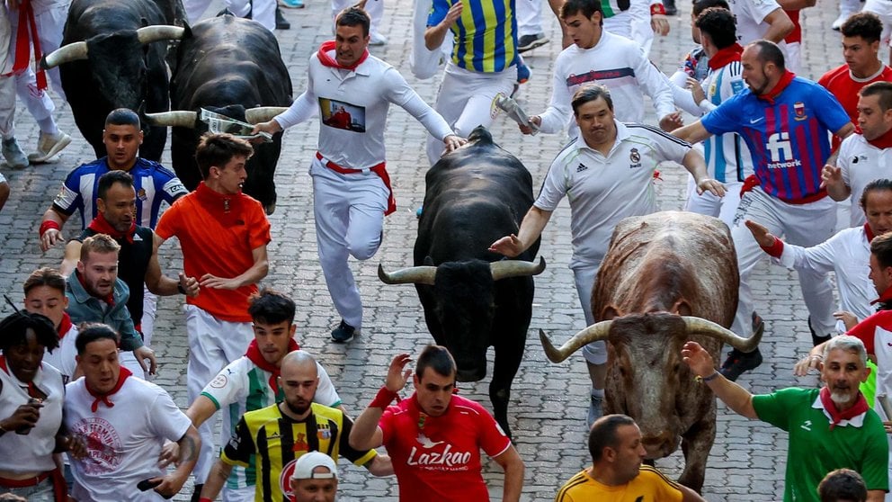 Último encierro de San Fermín 2023 con toros de Miura en la bajada al callejón. EFE - J.P. Urdiroz (7)