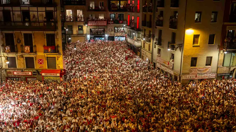 Pamplona despide San Ferm&iacute;n 2023 con el "Pobre de mi" desde el Ayuntamiento. JASMINA AHMETSPAHIC