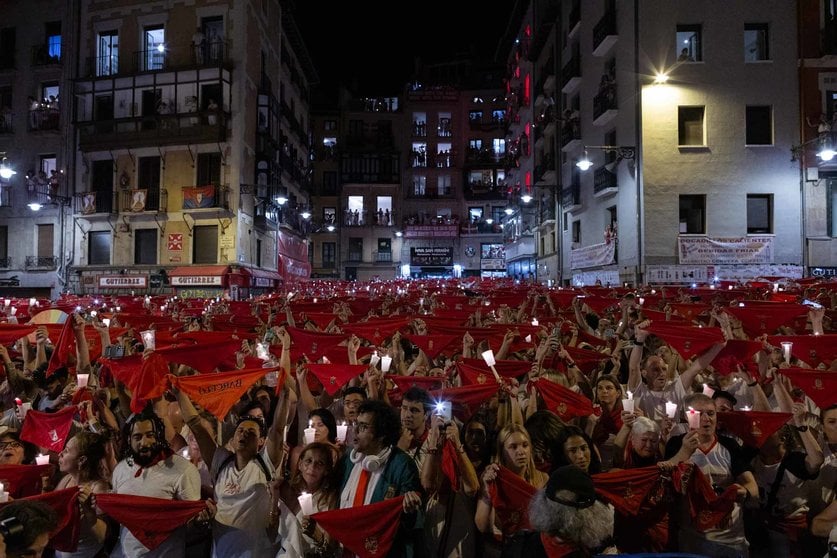 Pamplona ha despedido las fiestas con el tradicional acto del _Pobre de mí_  . Maite H. Mateo-09