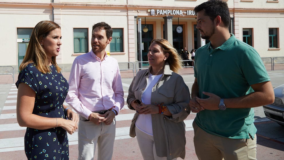 Los candidatos del PP de Navarra al Congreso y al Senado, Sergio Sayas y Amelia Salanueva, respectivamente, exponen las iniciativas del partido en materia de infraestructuras, en la estación de tren de Pamplona. IÑÍGO ALZUGARAY