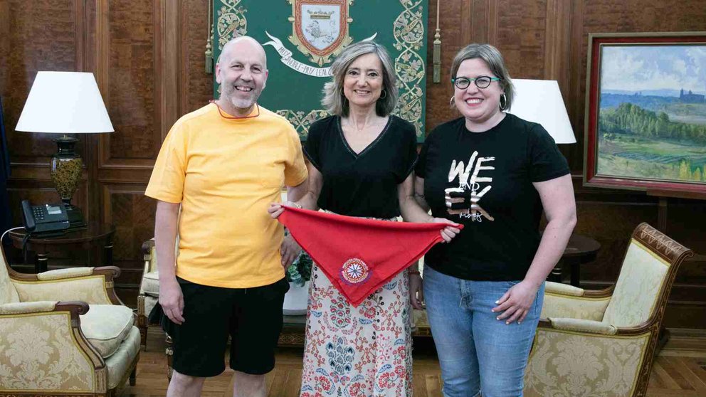 La alcaldesa de Pamplona, María Ibarrola con Iosu Sánchez y una integrante de la Federación de Peñas. AYUNTAMIENTO DE PAMPLONA